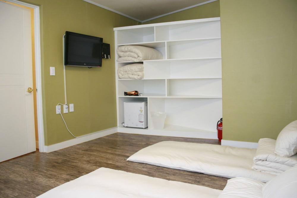 Crib 49 Guesthouse - Foreigner Only Сеул Екстериор снимка
