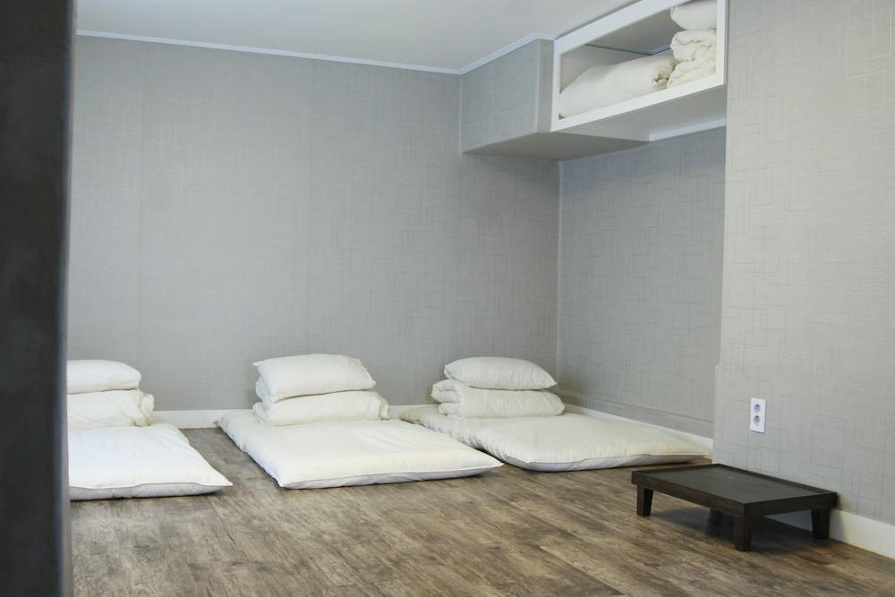 Crib 49 Guesthouse - Foreigner Only Сеул Екстериор снимка