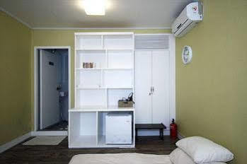 Crib 49 Guesthouse - Foreigner Only Сеул Екстериор снимка